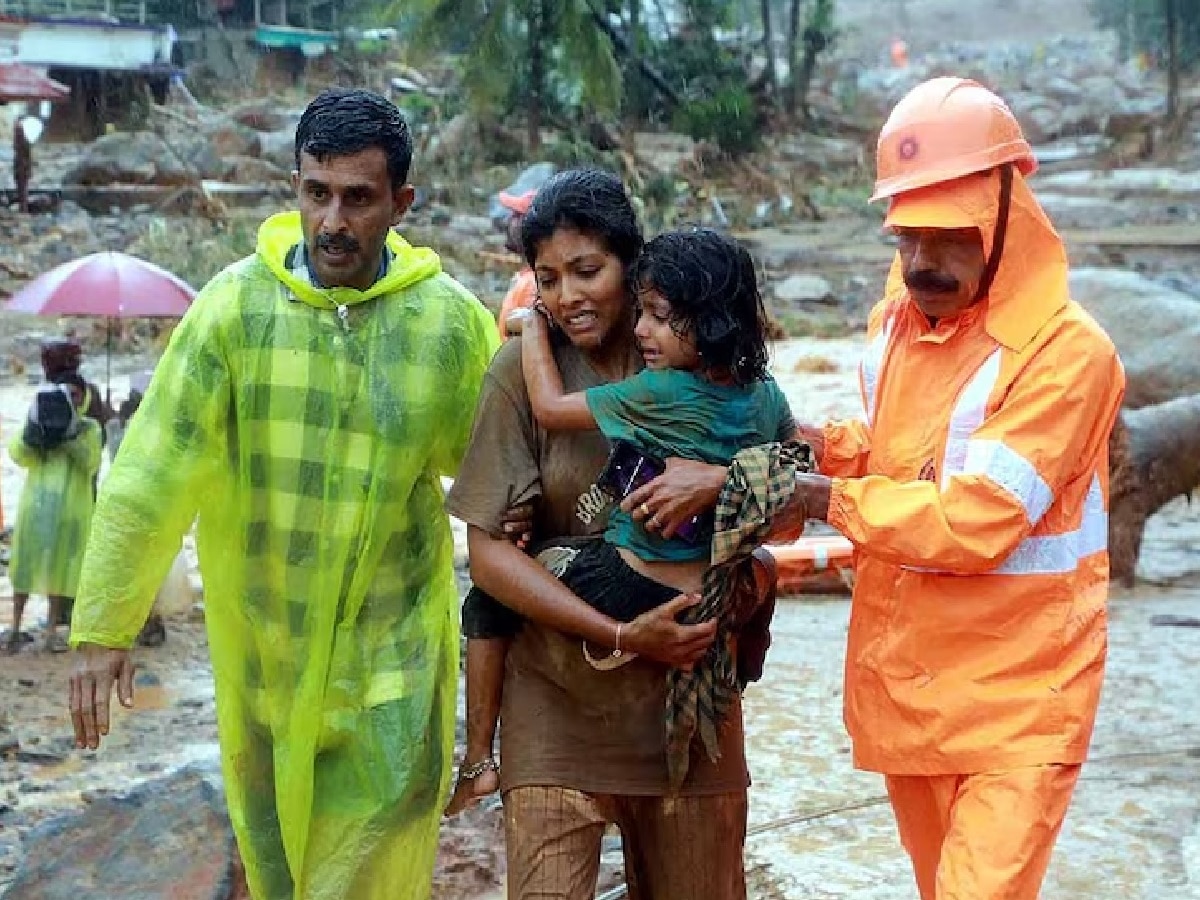 Waynad Landslide Update: केरल के वायनाड में भूस्खलन से 126 की मौत, सेना ने 1000 लोगों की बचाई जान