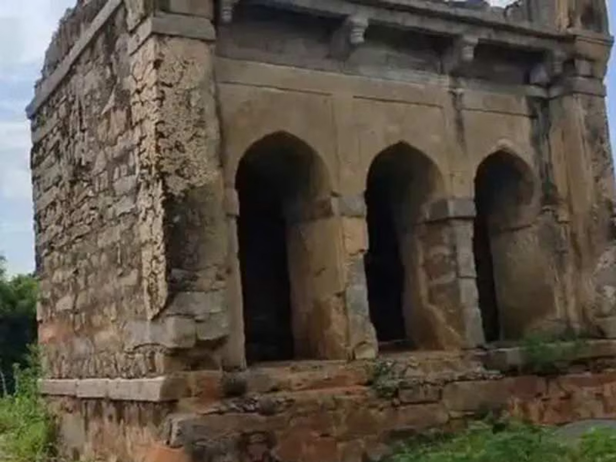 Moinabad Masjid: 200 साल पुरानी मस्जिद गिराने वाले अभी तक नहीं हुए गिरफ्तार? जानें क्या है अपडेट Moinabad Masjid: 200 साल पुरानी मस्जिद गिराने वाले अभी तक नहीं हुए गिरफ्तार? जानें क्या है अपडेट