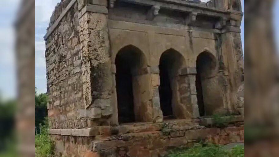 Moinabad Masjid: 200 साल पुरानी मस्जिद गिराने वाले अभी तक नहीं हुए गिरफ्तार? जानें क्या है अपडेट