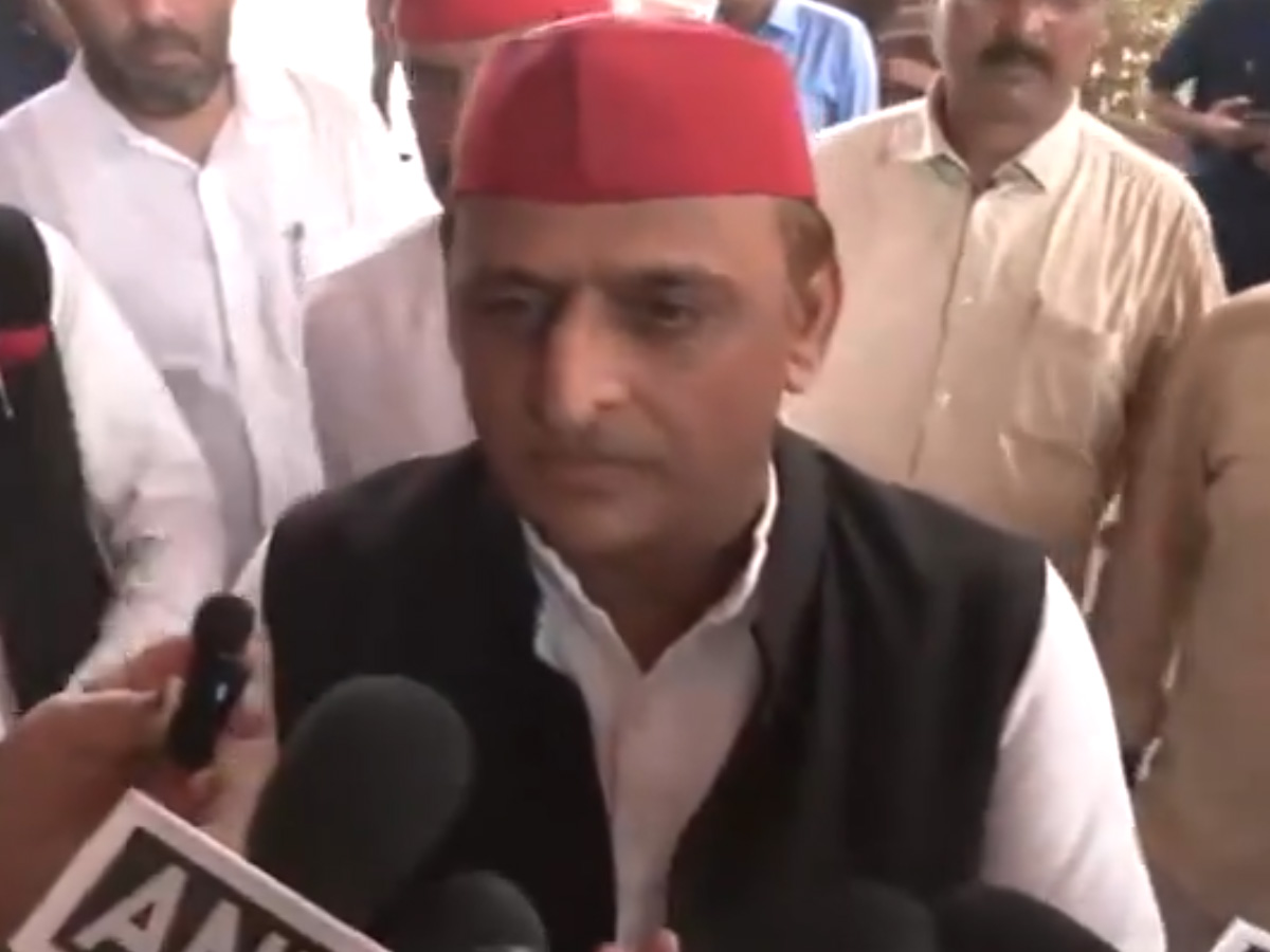 Akhilesh Yadav: अनुराग ठाकुर पर अखिलेश का प्रहार; बोले, मंदिर गया तो उसे गंगा जल से धुलवाया गया Akhilesh Yadav: अनुराग ठाकुर पर अखिलेश का प्रहार; बोले, मंदिर गया तो उसे गंगा जल से धुलवाया गया