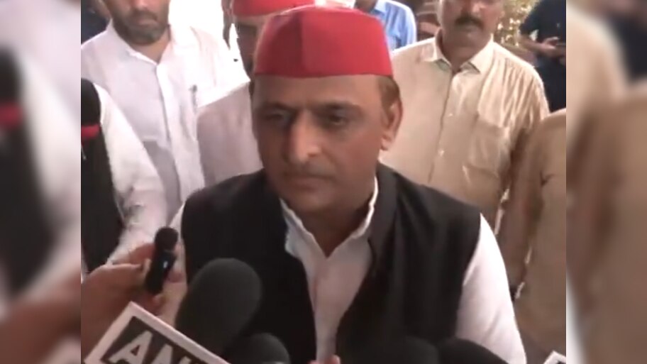 Akhilesh Yadav: अनुराग ठाकुर पर अखिलेश का प्रहार; बोले, मंदिर गया तो उसे गंगा जल से धुलवाया गया