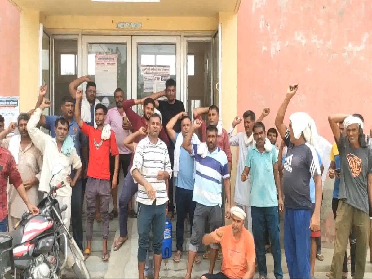 Jind: बिजली कटौती से परेशान किसानों का प्रदर्शन, पावर हाउस पर ताला लगाने की दी चेतावनी