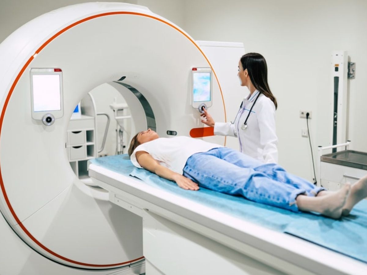 CT Scan: कैंसर जैसी गंभीर बीमारियों का सीटी स्कैन कैसे लगा लेती है पता? एक्सपर्ट से जानें