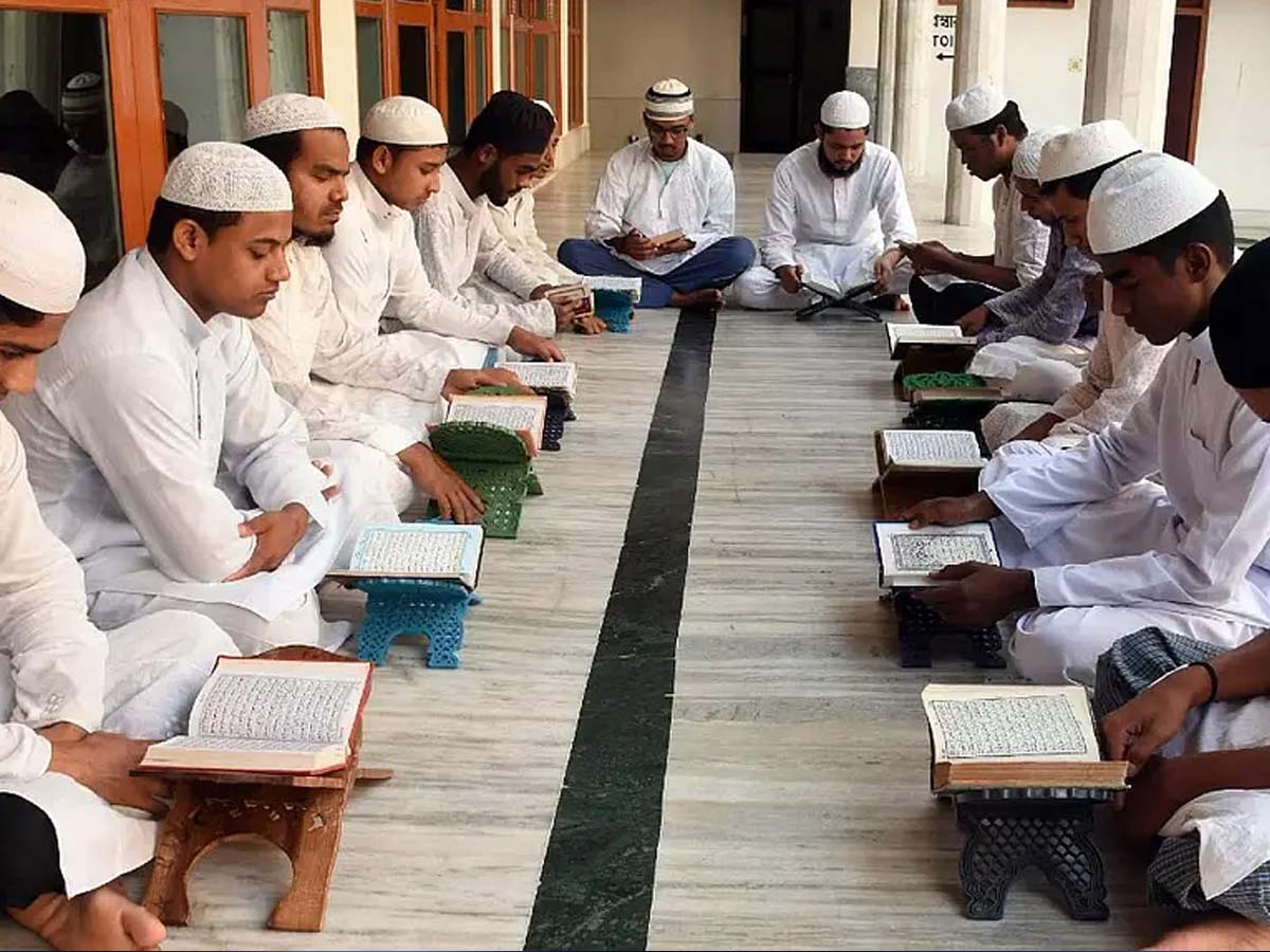 उत्तर प्रदेश में अवैध मदरसों पर एक्शन; परिषदीय विद्यालयों में होगा बच्चों का दाखिला उत्तर प्रदेश में अवैध मदरसों पर एक्शन; परिषदीय विद्यालयों में होगा बच्चों का दाखिला