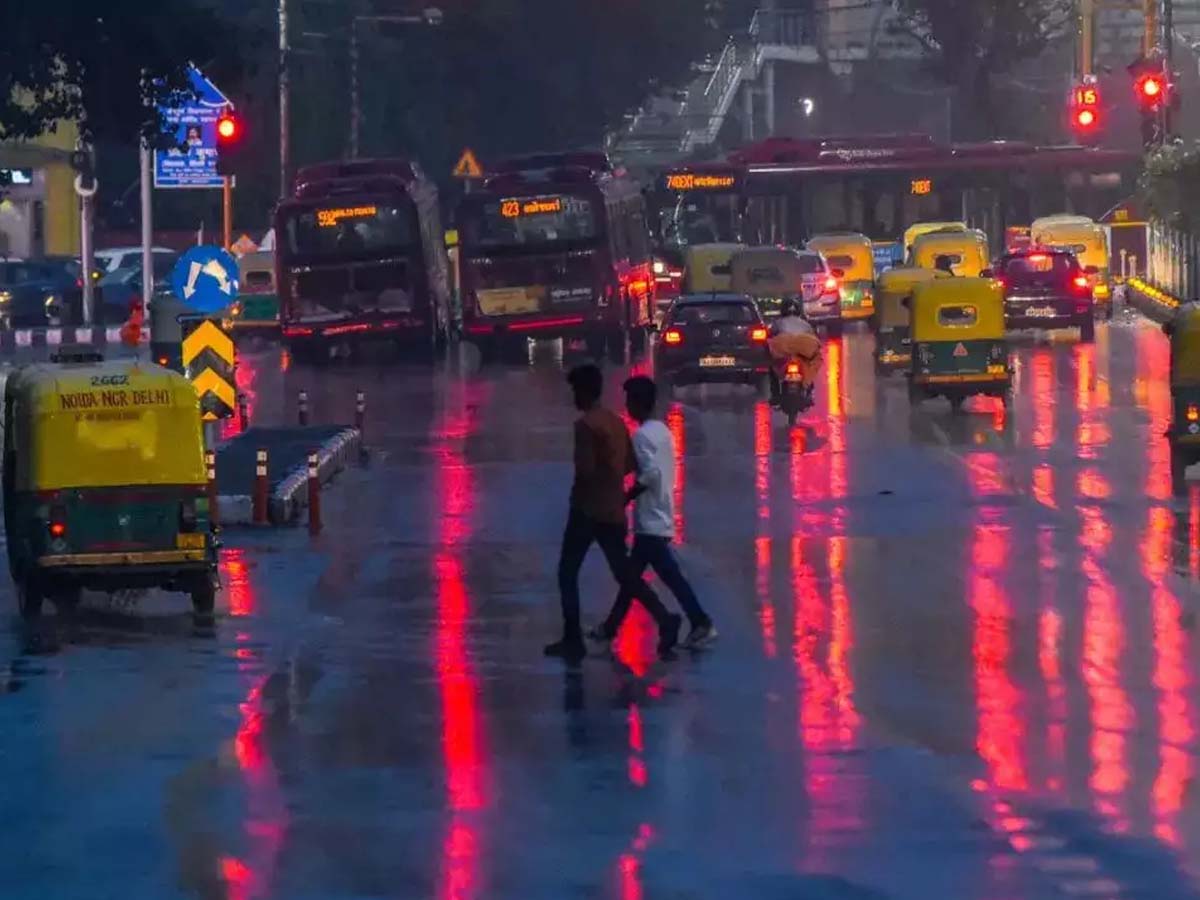 दिल्ली में अचानक होने लगी भारी बारिश; सड़कों पर आया सैलाब, रेड अलर्ट जारी दिल्ली में अचानक होने लगी भारी बारिश; सड़कों पर आया सैलाब, रेड अलर्ट जारी