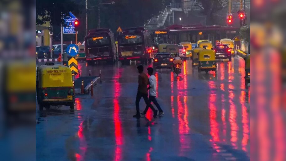 दिल्ली में अचानक होने लगी भारी बारिश; सड़कों पर आया सैलाब, रेड अलर्ट जारी