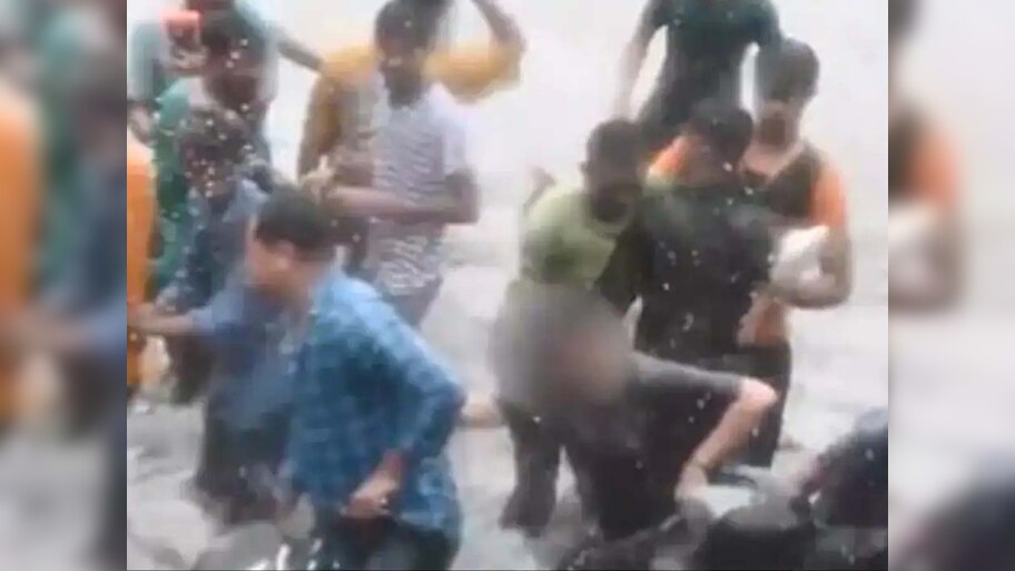 उत्तर प्रदेश का डरावना Video!बाइक पर बैठी औरत को भीड़ पानी में गिराया