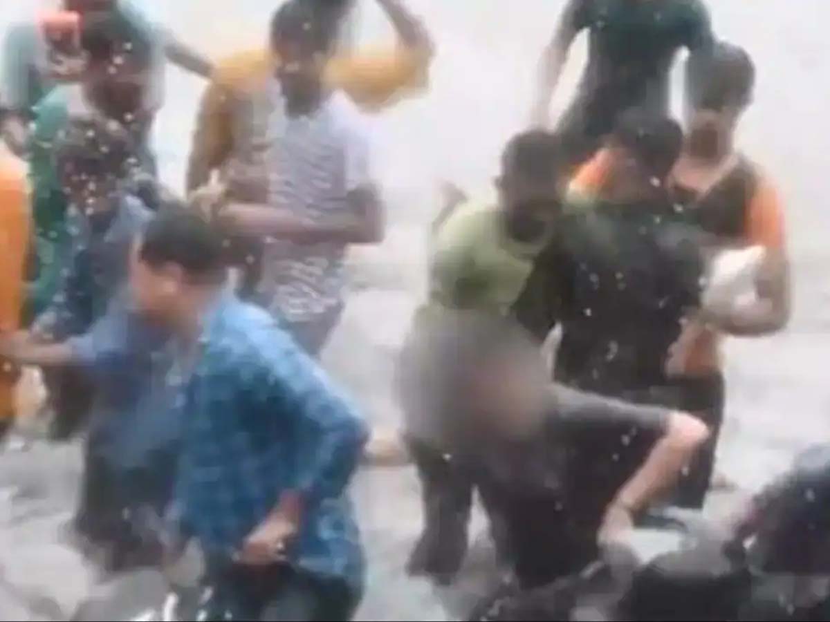 उत्तर प्रदेश का डरावना Video!बाइक पर बैठी औरत को भीड़ पानी में गिराया उत्तर प्रदेश का डरावना Video!बाइक पर बैठी औरत को भीड़ पानी में गिराया