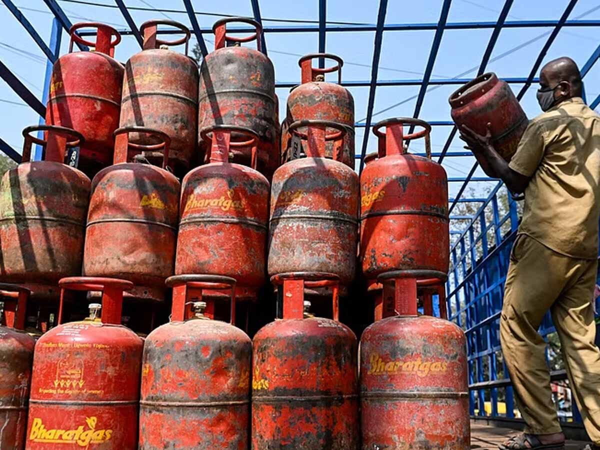 LPG Price Hike: सुबह-सुबह आम आदमी को एक और झटका, महंगा हो गया गैस स‍िलेंडर; चेक करें क‍ितने बढ़े रेट