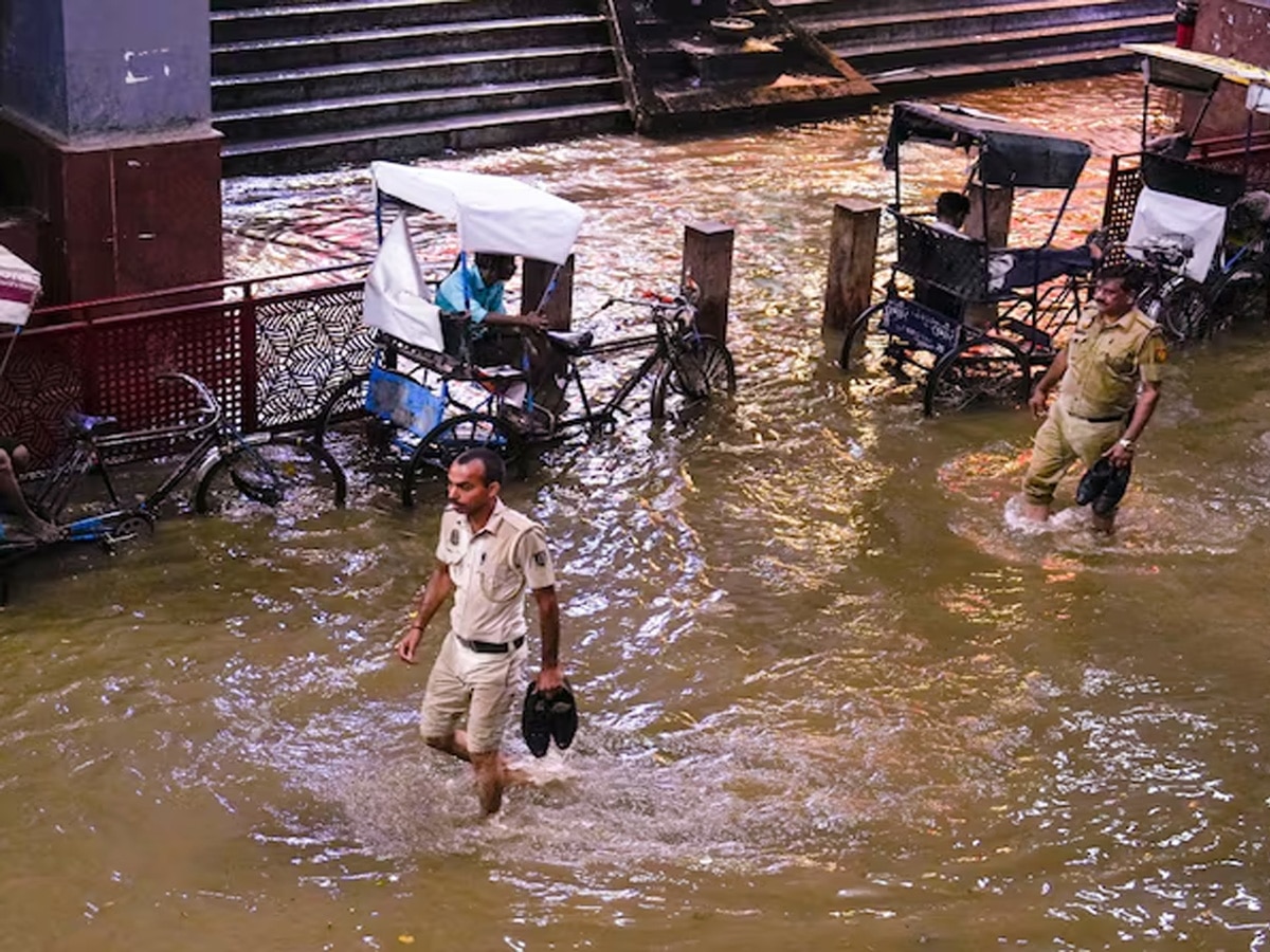 Delhi Rain: दिल्ली में ताबड़तोड़ बारिश, 2 की मौत, स्कूल बंद के आदेश