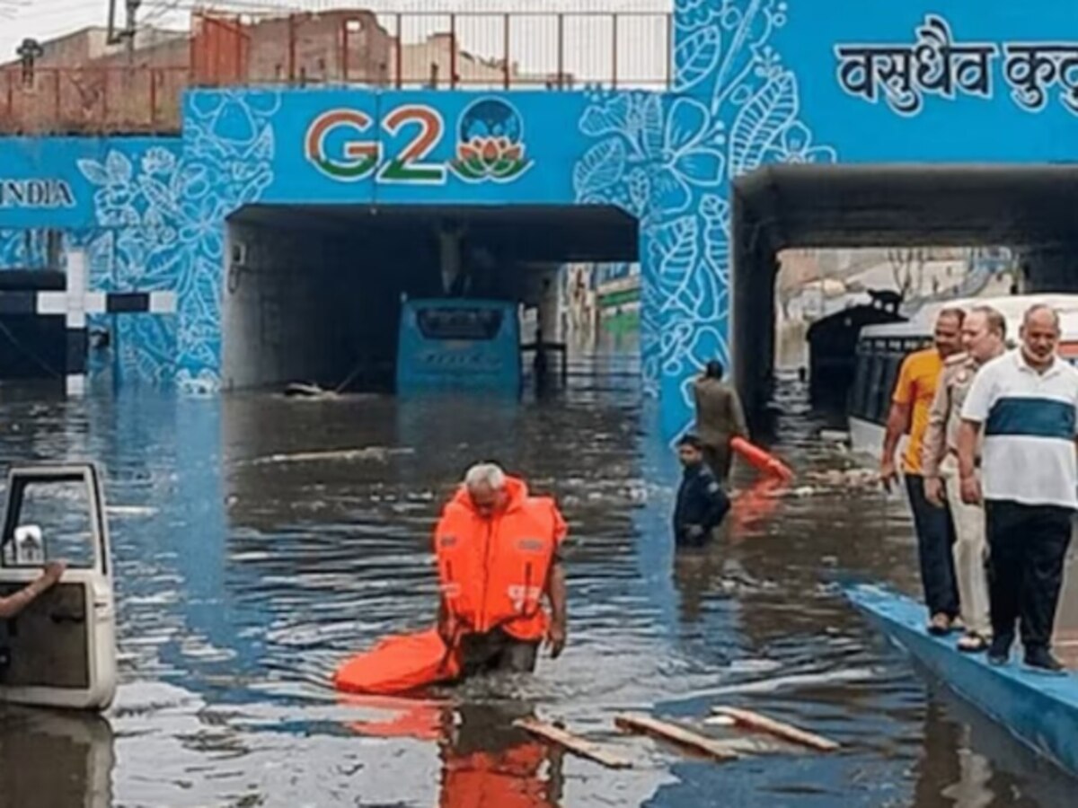 Delhi Rain: दोपहर में हाईकोर्ट ने लगाई MCD को फटकार, रात तक लापरवाही ने फिर ले ली मां बेटे की जान 