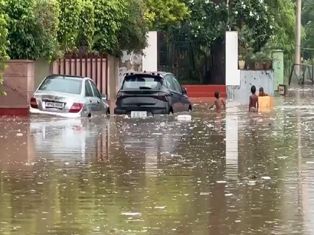 Delhi Rain: जिंदगी पर भारी बड़ी बारिश, काल बनकर निगल गई 4 जिंदगी