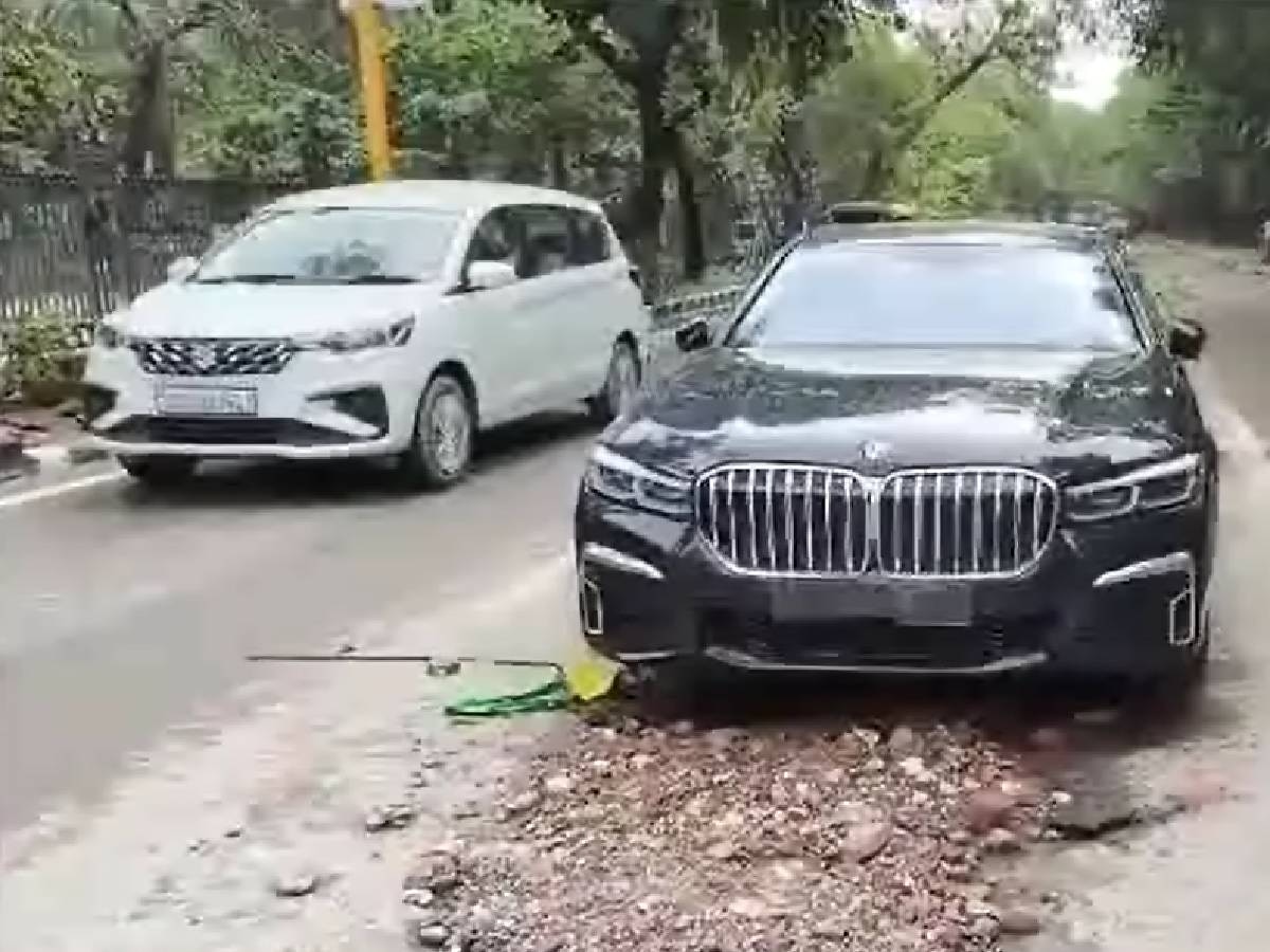 Delhi Rain: बारिश में BMW, मर्सिडीज से हुआ 'मोह भंग', सड़कों पर छोड़ पैदल घर निकले लोग