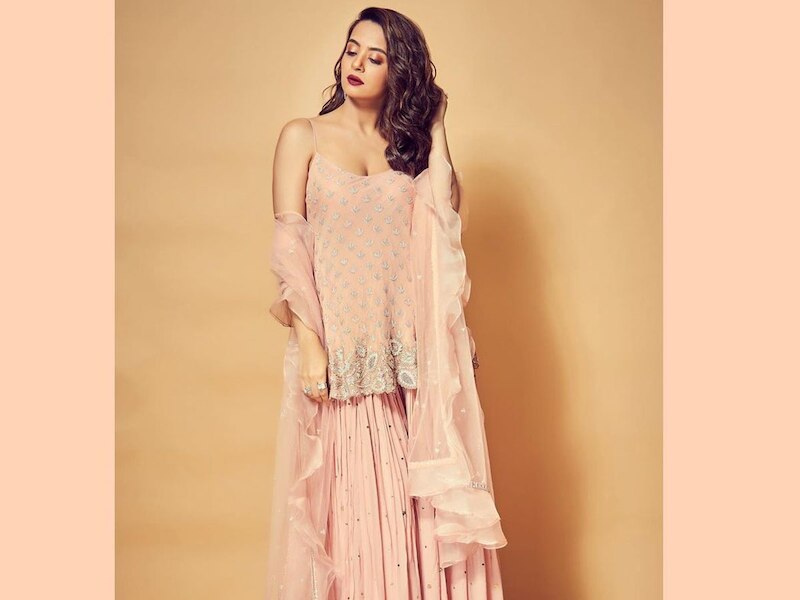 निगाहों से किया घायल