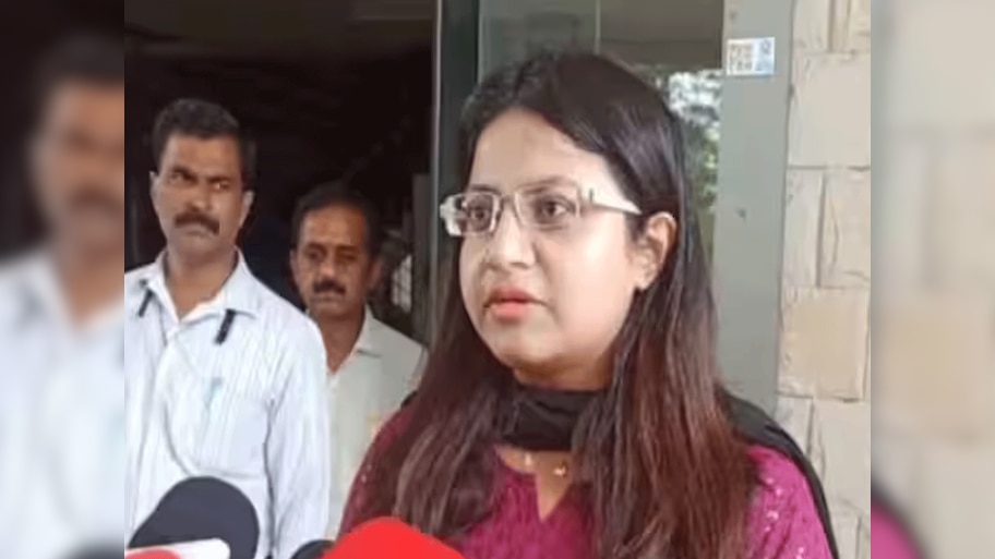 Ex. IAS पूजा खेडकर को कोर्ट से लगा बड़ा झटका, नौकरी के साथ चली गयी आज़ादी