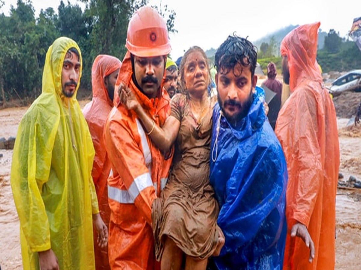 केरल के वायनाड भूस्खलन में मरने वालों की संख्या 313 के पार, जानें क्यों किया गया सभी स्कूलों को बंद केरल के वायनाड भूस्खलन में मरने वालों की संख्या 313 के पार, जानें क्यों किया गया सभी स्कूलों को बंद
