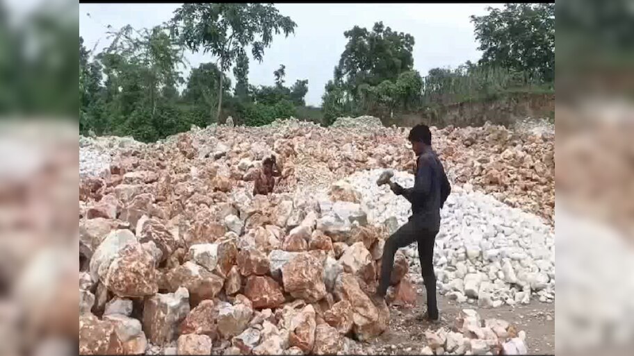 Dungarpur News: खनिज विभाग ने क्वार्ट्ज की 2 माइंस पर मारा छापा, लगाया 2 करोड़ से ज्यादा की जुर्माना
