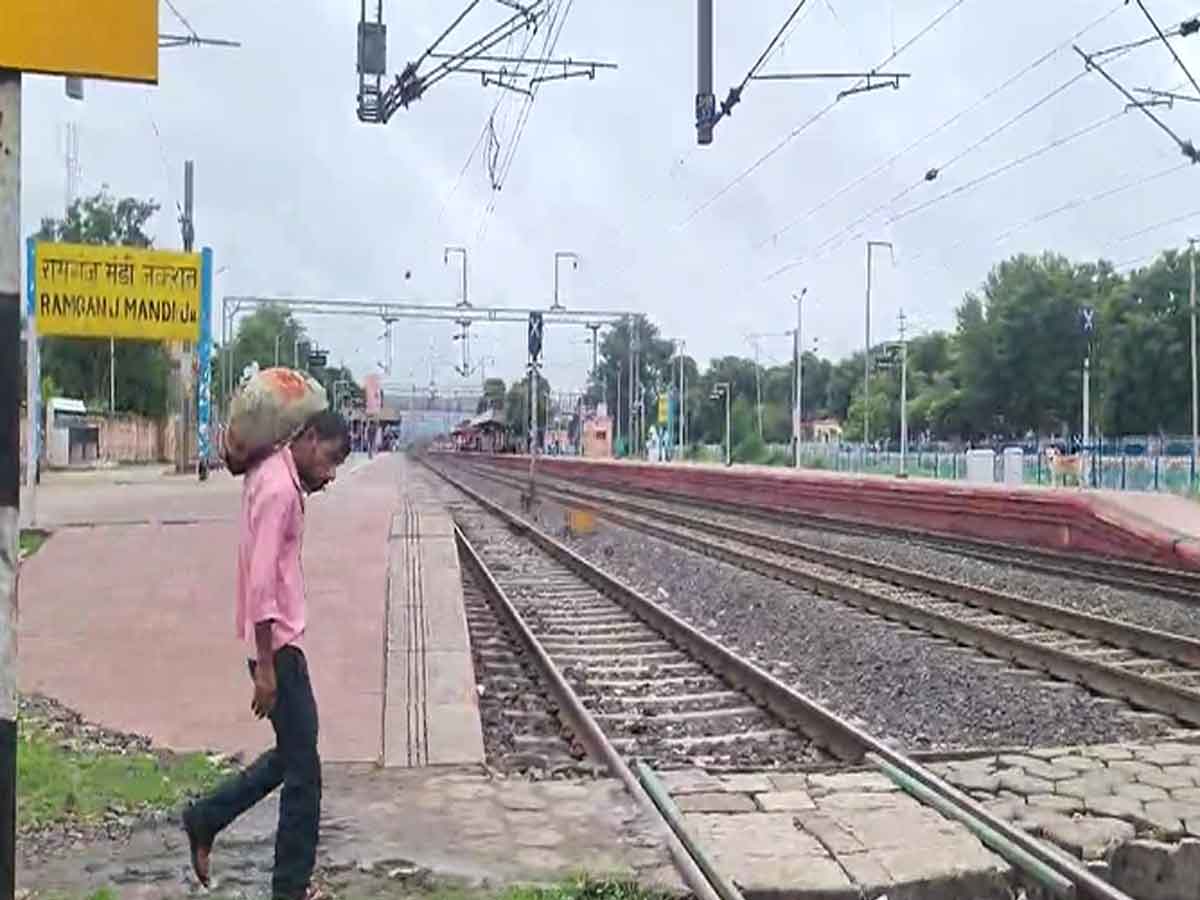 Kota News: रेलवे ट्रैक क्रॉस करते समय हादसा, व्यापारी की ट्रेन से कटने से हुई मौत Kota News: रेलवे ट्रैक क्रॉस करते समय हादसा, व्यापारी की ट्रेन से कटने से हुई मौत
