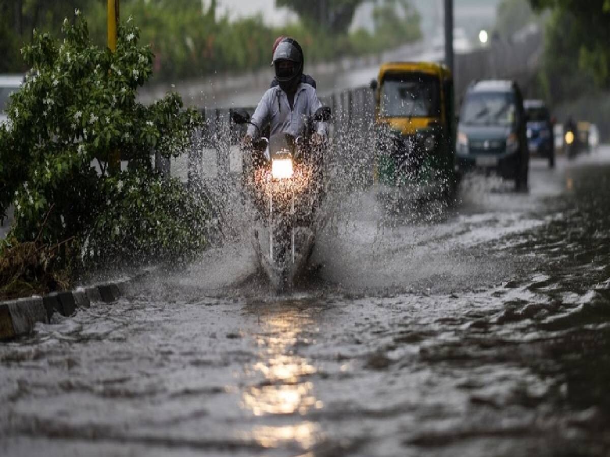 Delhi Weather: दिल्ली में आज भी झमाझम बारिश के आसार, जानें हफ्तेभर के मौसम का हाल