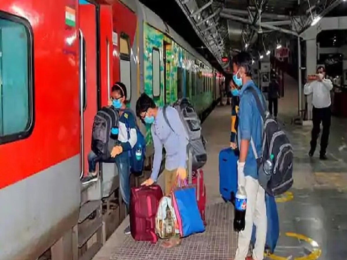 Indian Railways: भूलकर भी ट्रेन सफर में ना करें ये गलती, वरना पड़ जाएंगे लेने के देने....फटाफट जान लें रेलवे का ये नया नियम