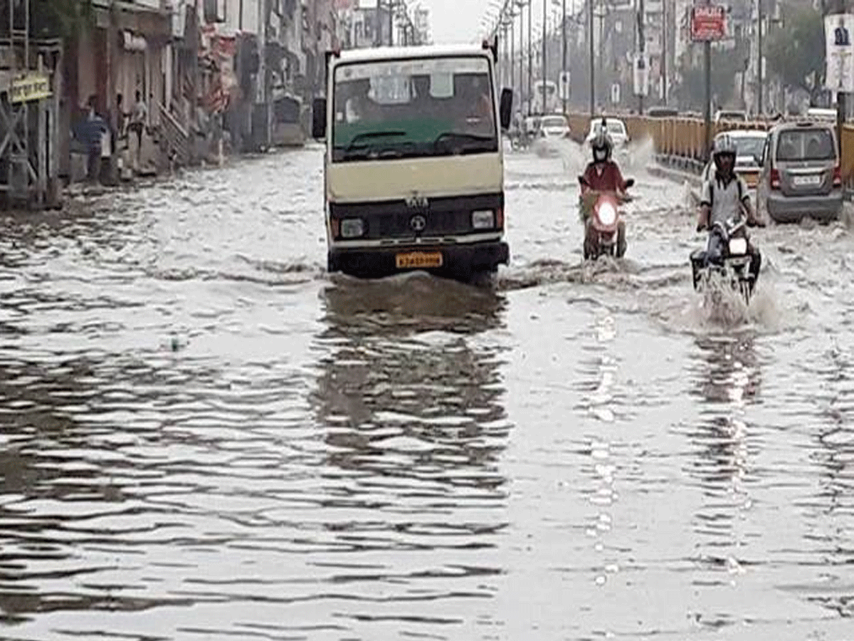 Rajasthan Weather Update: राजस्थान में जारी है भारी बारिश, ये जिले हुए जलमग्न, जानें आने वाले दिनों का हाल Rajasthan Weather Update: राजस्थान में जारी है भारी बारिश, ये जिले हुए जलमग्न, जानें आने वाले दिनों का हाल