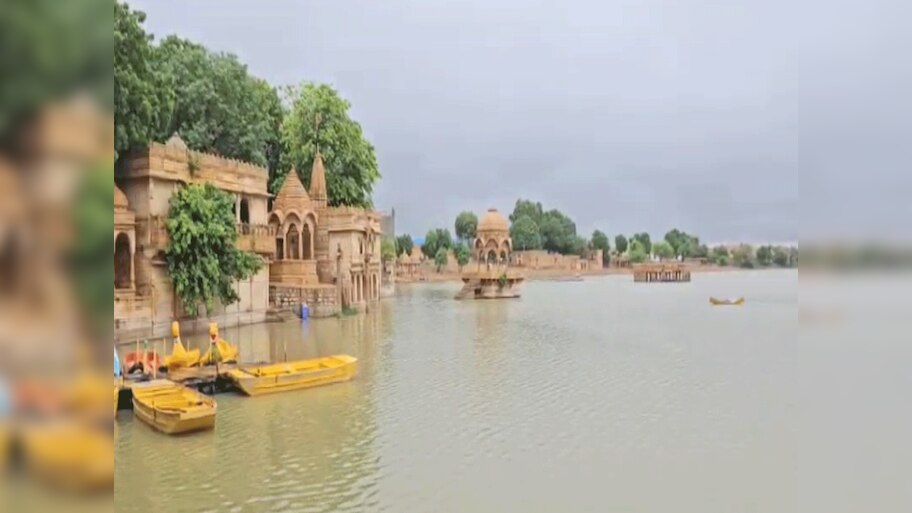 जैसलमेर में लगातार हो रही बारिश,  कक्षा 1 से 12 तक की सभी स्कूलों में अवकाश किया घोषित  