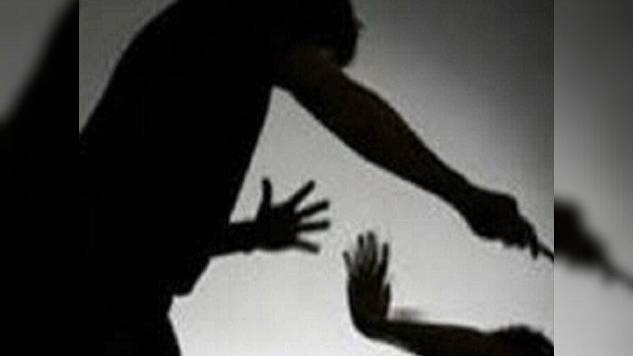 Sikar News: दो सवाल ना करने पर शिक्षक ने 8वीं कक्षा के छात्र के गालों पर जड़े थप्पड़ ही थप्पड़ 