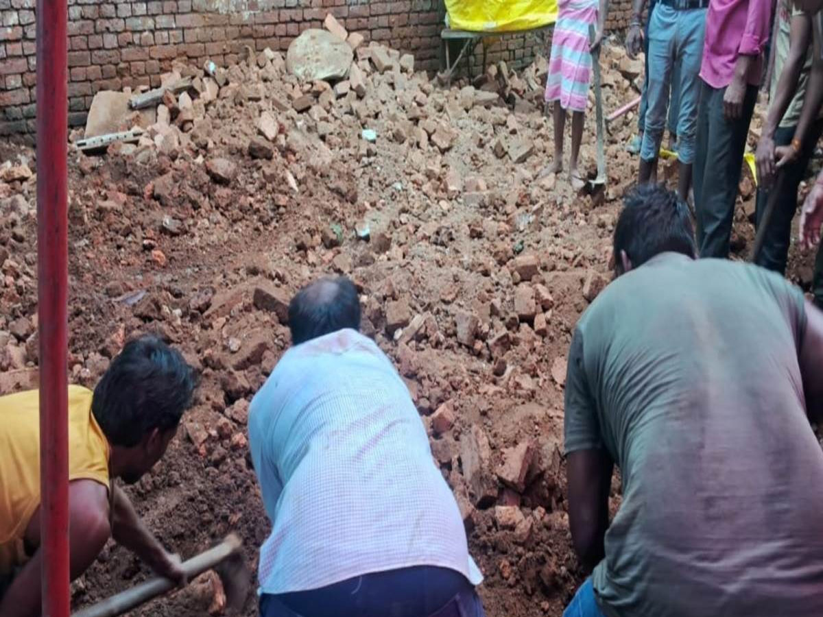 MP में दर्दनाक हादसा, भारी बारिश की वजह से गिरी मंदिर की दीवार, 9 बच्चों की दर्दनाक मौत MP में दर्दनाक हादसा, भारी बारिश की वजह से गिरी मंदिर की दीवार, 9 बच्चों की दर्दनाक मौत