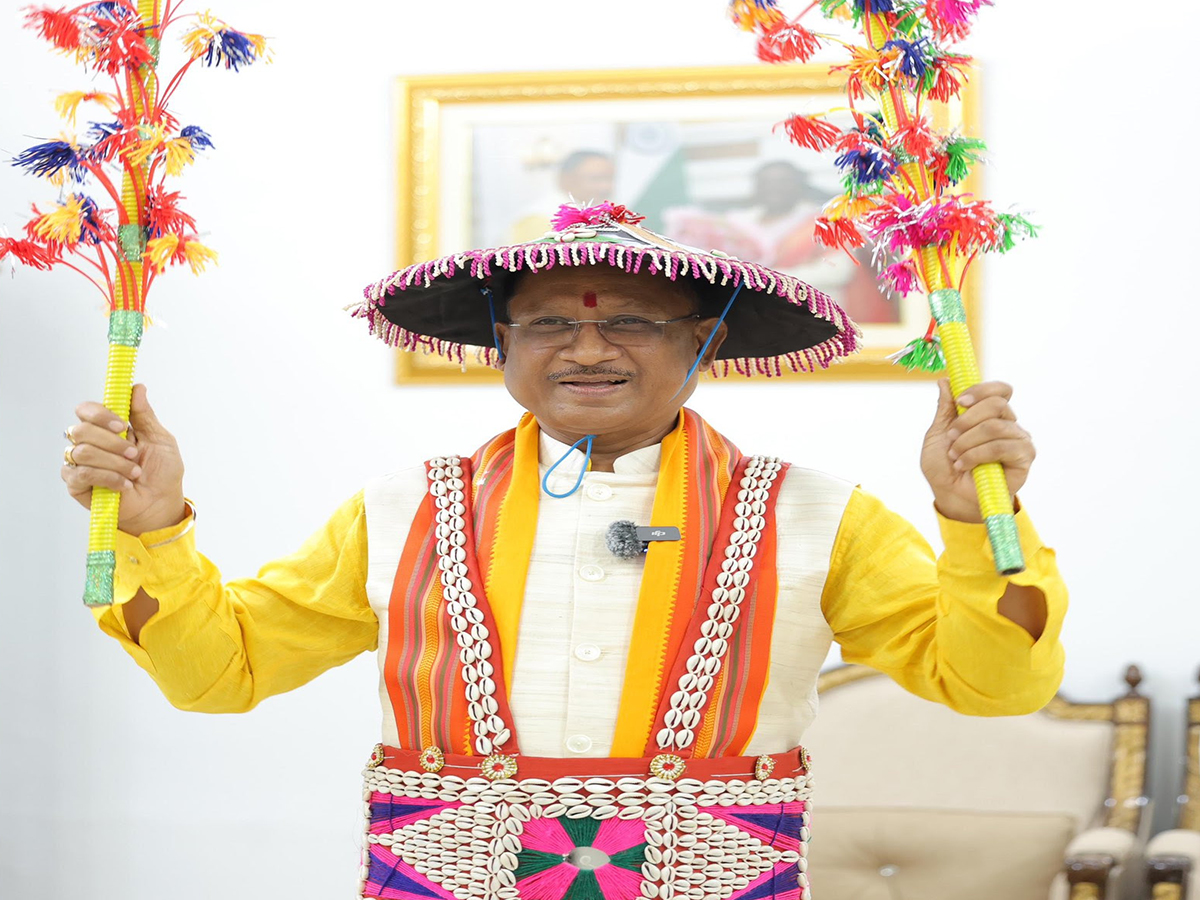 Chhattisgarh Hareli Celebration : सीएम हाउस में कुछ इस अंदाज में मना त्यौहार, पत्नी के साथ अलग अंदाज में दिखे CM साय 2 खुमरी पहनकर आए CM