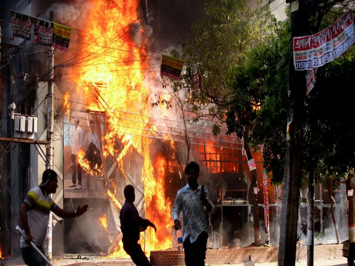 Bangladesh Violence Update: रिजर्वेशन को लेकर बांग्लादेश में फिर भड़की हिंसा, 300 की मौत, भारत ने जारी की एडवाइजरी Bangladesh Violence Update: रिजर्वेशन को लेकर बांग्लादेश में फिर भड़की हिंसा, 300 की मौत, भारत ने जारी की एडवाइजरी