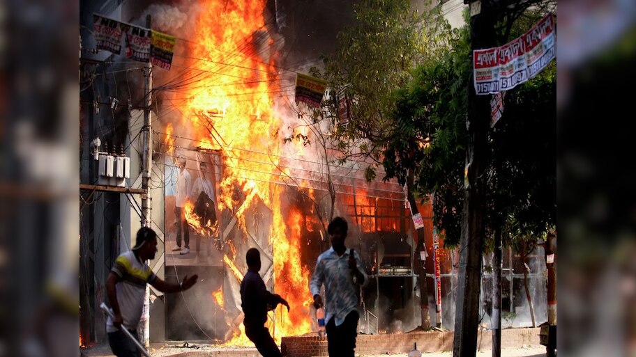 Bangladesh Violence Update: रिजर्वेशन को लेकर बांग्लादेश में फिर भड़की हिंसा, 300 की मौत, भारत ने जारी की एडवाइजरी