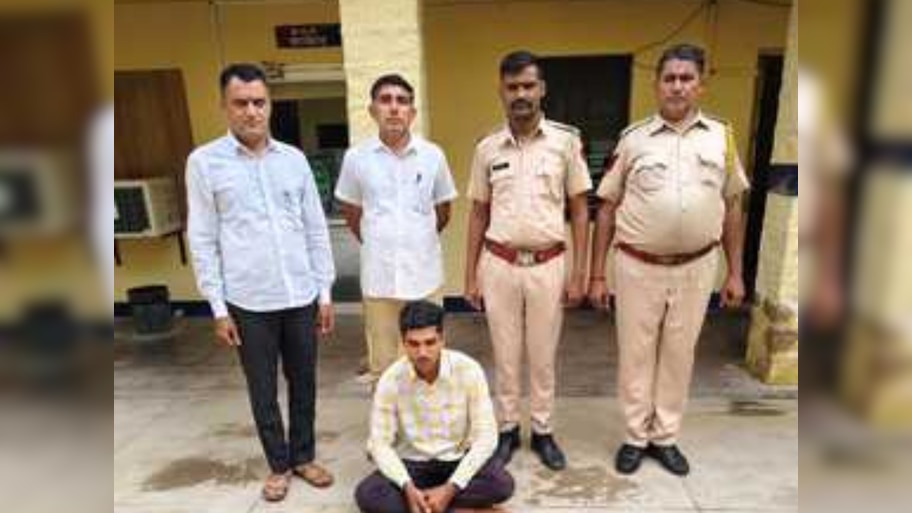 Sanchore News: डमी अभ्यर्थी बैठाकर शख्स ने अध्यापक की नौकरी की हासिल, आरोपी शिक्षक को पुलिस ने किया गिरफ्तार