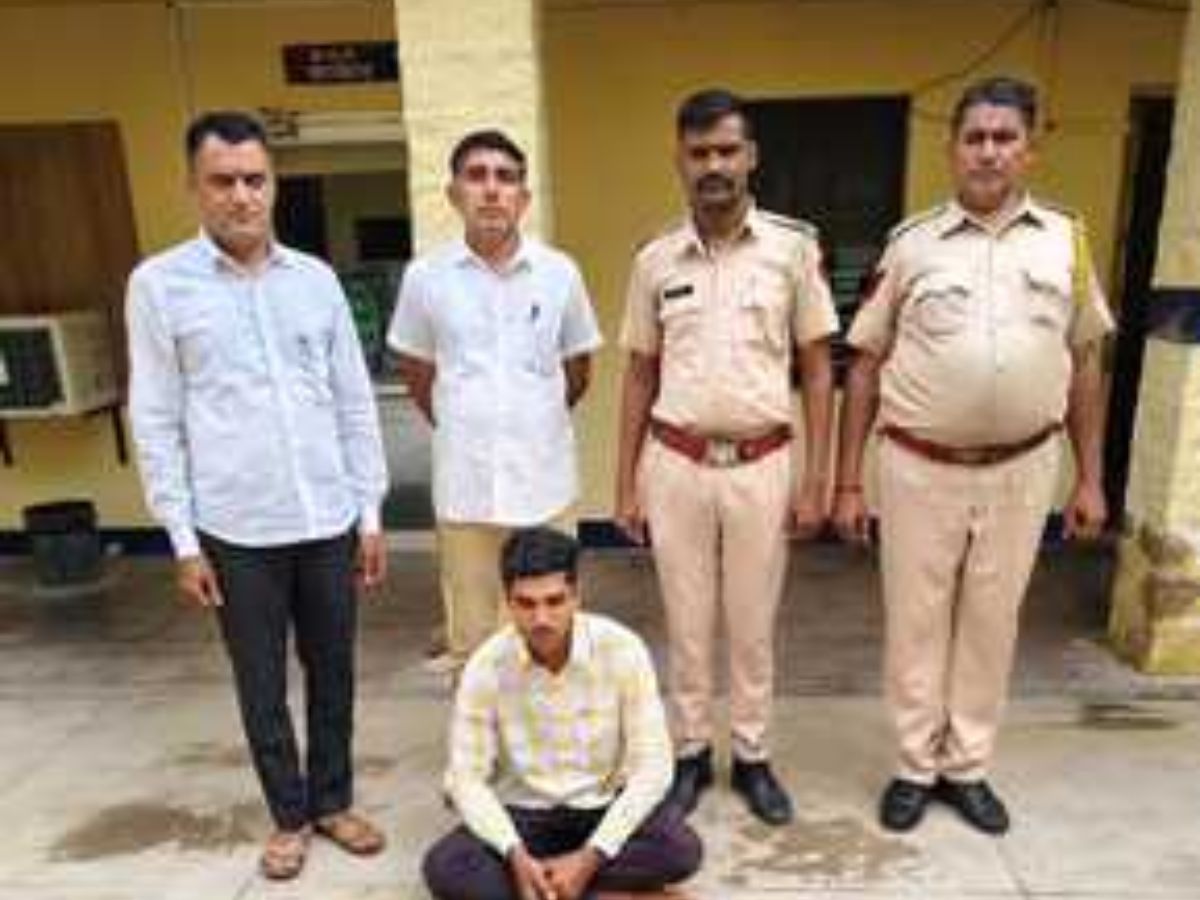 Sanchore News: डमी अभ्यर्थी बैठाकर शख्स ने अध्यापक की नौकरी की हासिल, आरोपी शिक्षक को पुलिस ने किया गिरफ्तार Sanchore News: डमी अभ्यर्थी बैठाकर शख्स ने अध्यापक की नौकरी की हासिल, आरोपी शिक्षक को पुलिस ने किया गिरफ्तार