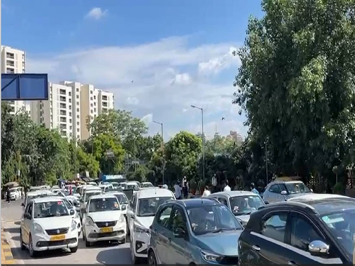 Delhi: 8 मिनट तक गाड़ी खड़ी करने पर नहीं देना पड़ता चार्ज, नई दिल्ली स्टेशन पर हो रही अवैध वसूली