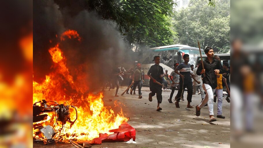 बांग्लादेश में जारी हिंसा के बीच 'भारत को चौकन्ना रहना होगा'; JNU के प्रोफेसर ने दी ये राय