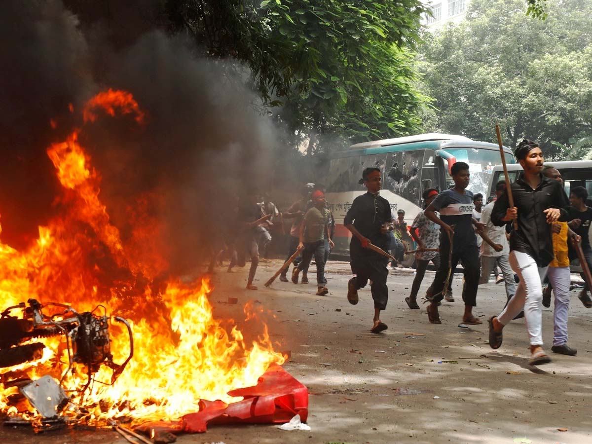 बांग्लादेश में जारी हिंसा के बीच 'भारत को चौकन्ना रहना होगा'; JNU के प्रोफेसर ने दी ये राय बांग्लादेश में जारी हिंसा के बीच 'भारत को चौकन्ना रहना होगा'; JNU के प्रोफेसर ने दी ये राय