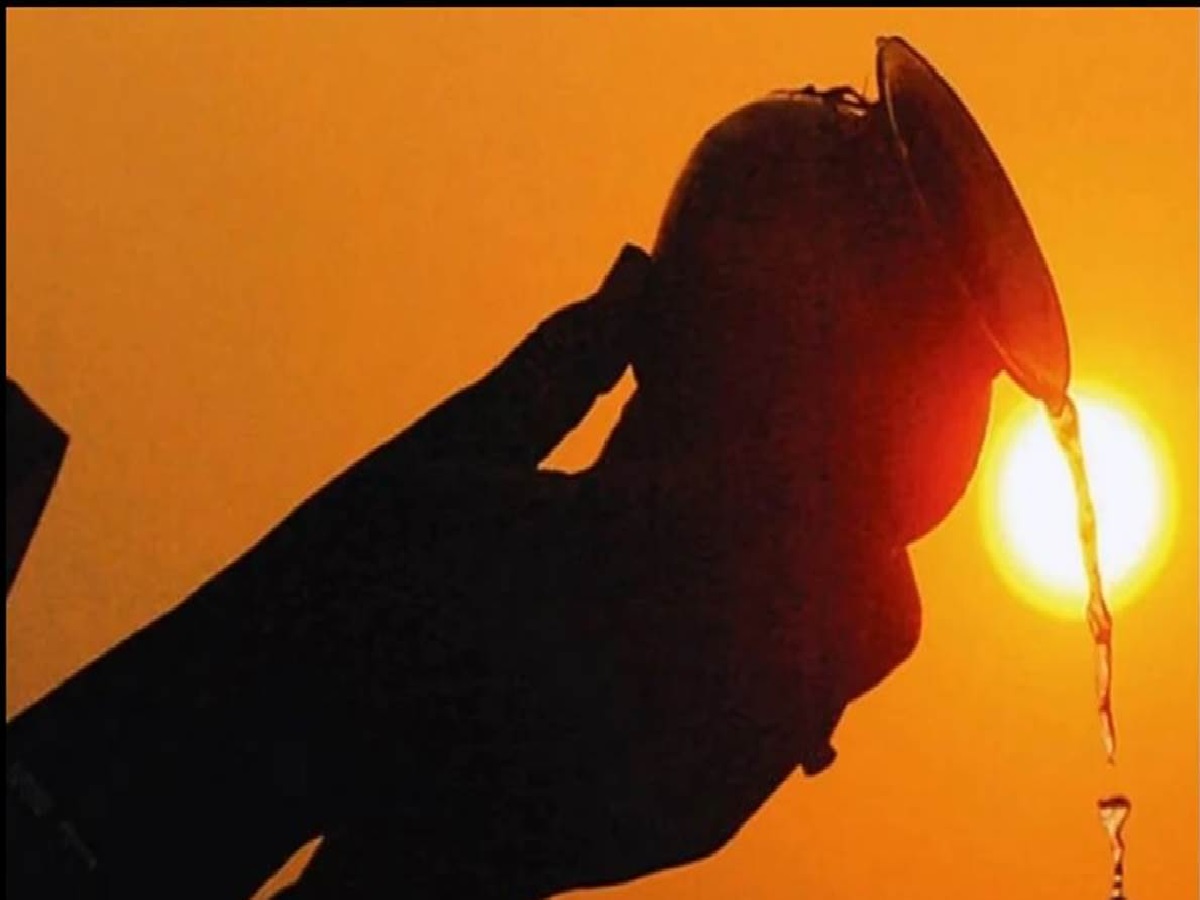 सूर्य देव को अर्पित करें जल