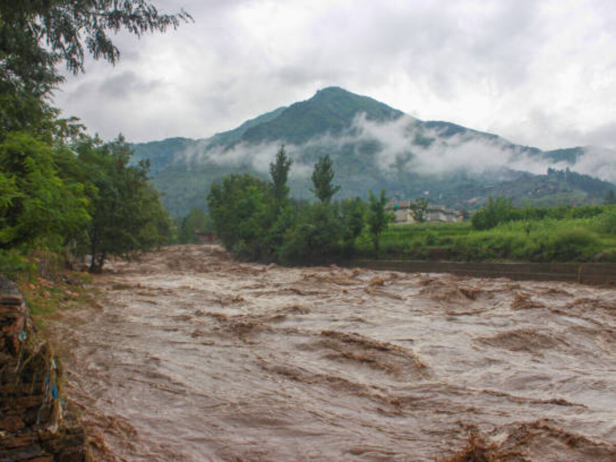 Today Weather: उत्तराखंड-हिमाचल में कहर बरपा रहा मानसून, जोरदार बारिश से लोगों का हाल बेहाल, जानें दिल्ली-NCR में कैसा रहेगा मौसम का मिजाज 