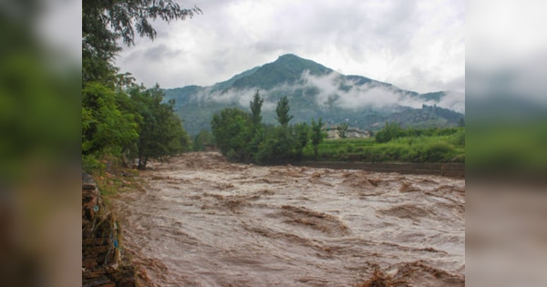 Today Weather: उत्तराखंड-हिमाचल में कहर बरपा रहा मानसून, जोरदार बारिश से लोगों का हाल बेहाल, जानें दिल्ली-NCR में कैसा रहेगा मौसम का मिजाज