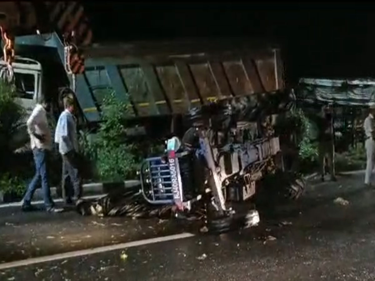 Road accident: राजस्थान में यहां सड़क हादसे में 5 लोगों को गाड़ी ने कुचला, मौके पर तड़प-तड़प कर तोड़ा दम Road accident: राजस्थान में यहां सड़क हादसे में 5 लोगों को गाड़ी ने कुचला, मौके पर तड़प-तड़प कर तोड़ा दम
