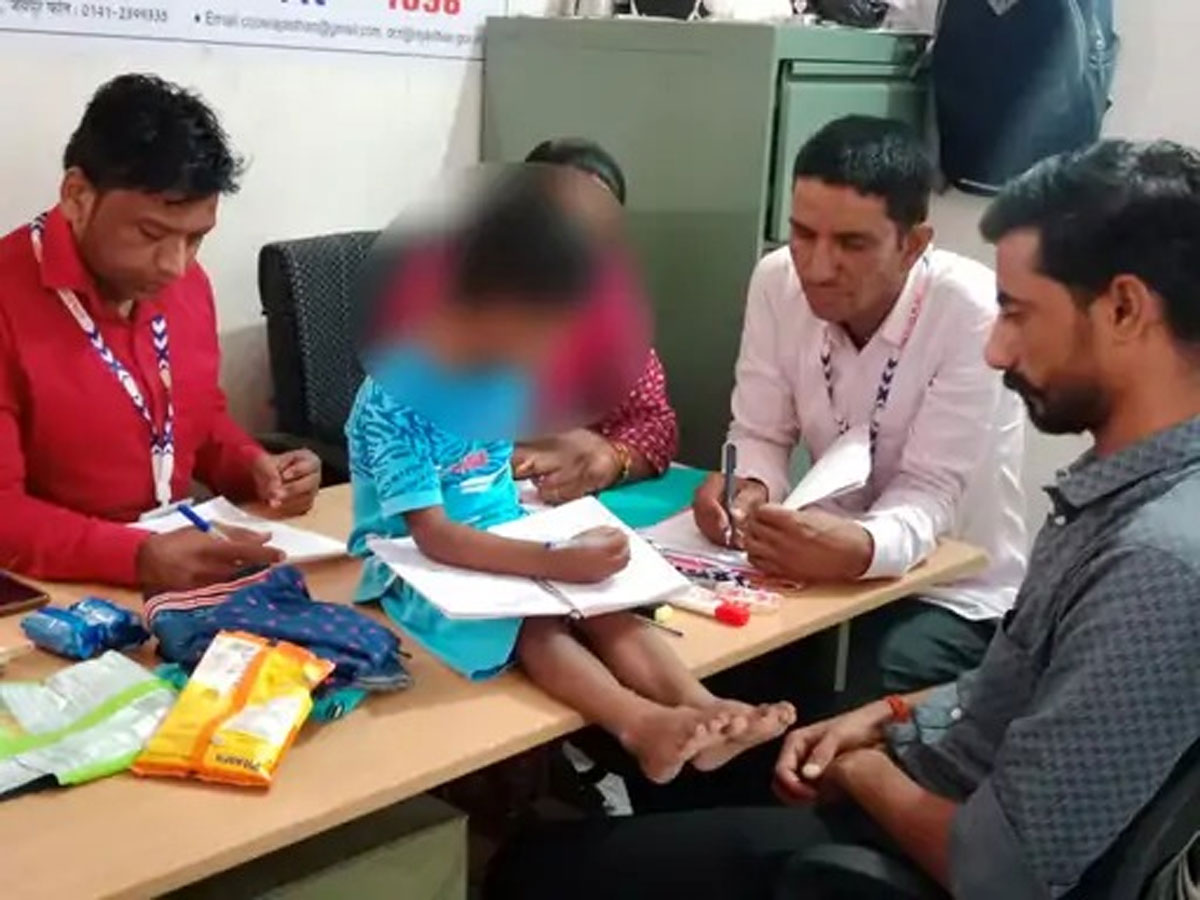 3 साल के जिगर के टुकड़े के बैग में कपड़े-बिस्किट-चिप्स रखकर ट्रेन में छोड़ा, कागज पर लिखा- अनाथालय पहुंचा दो इसे 3 साल के जिगर के टुकड़े के बैग में कपड़े-बिस्किट-चिप्स रखकर ट्रेन में छोड़ा, कागज पर लिखा- अनाथालय पहुंचा दो इसे