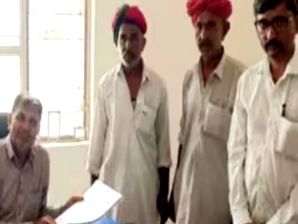 बाड़मेर के इन भाइयों ने दान कर दी करोड़ों की 170 बीघा जमीन, वजह जानकर आप भी करेंगे तारीफ बाड़मेर के इन भाइयों ने दान कर दी करोड़ों की 170 बीघा जमीन, वजह जानकर आप भी करेंगे तारीफ
