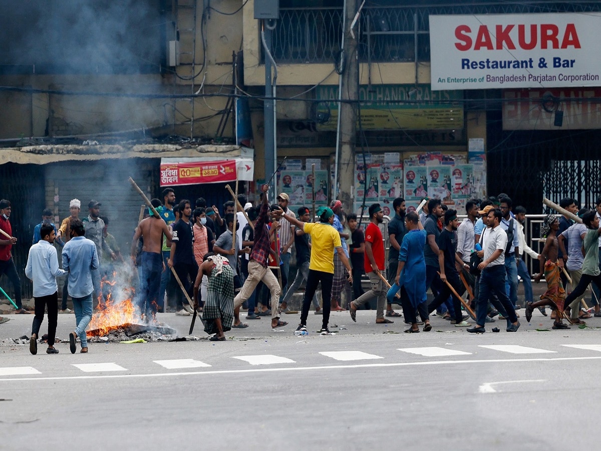 Bangladesh News: शेख हसीना की पर्टी के 29 लीडर्स के मिले शव, कई को घर में जलाकर मारा