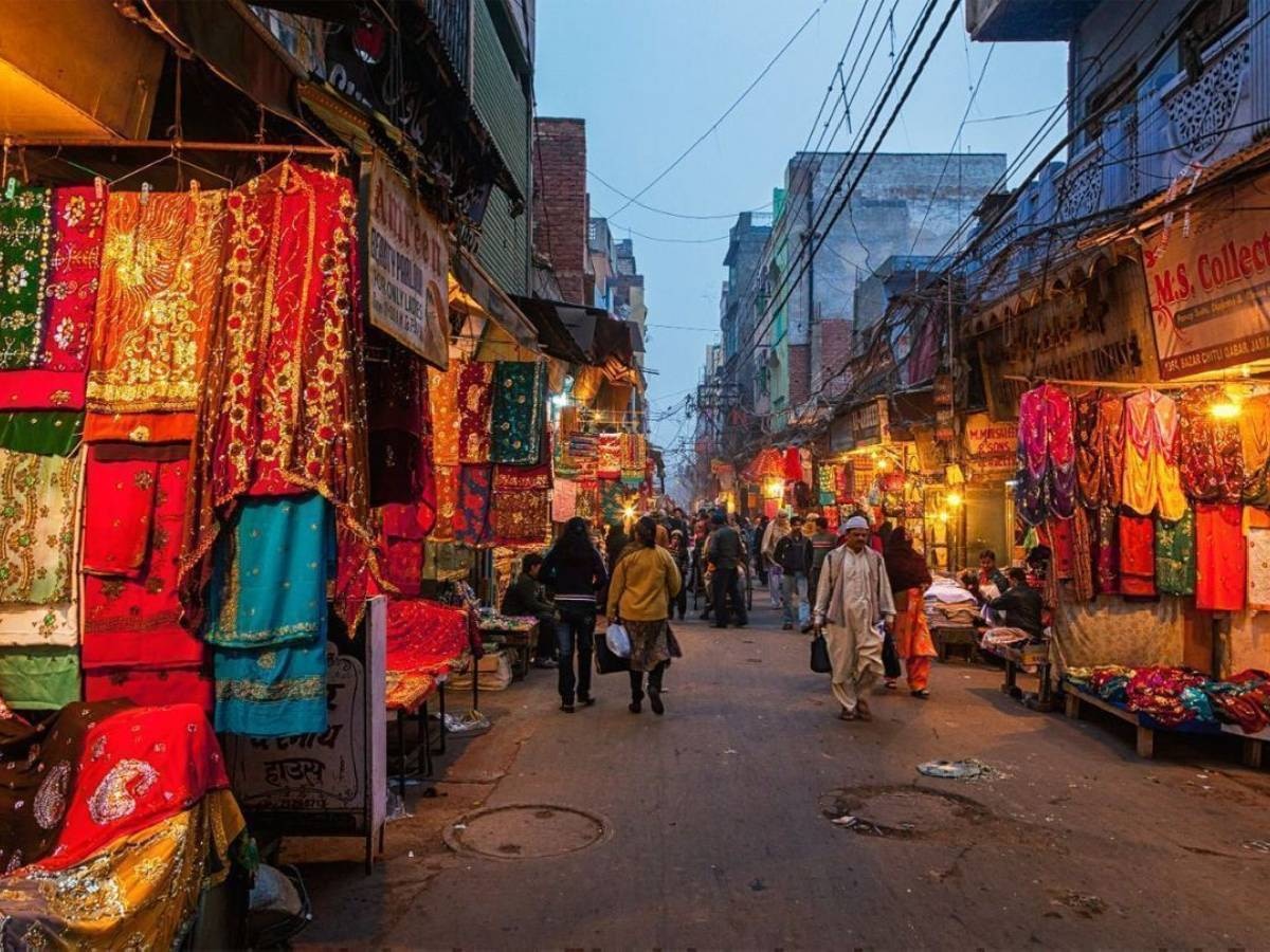 Delhi Markets: बांग्लादेश में तख्तापलट से लहंगा हो सकता है महंगा, दिल्ली के कारोबारी क्यों हैं चिंतित?