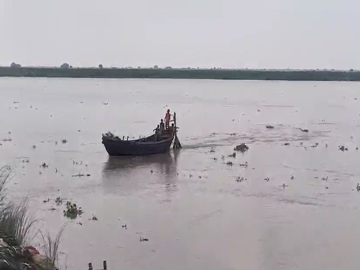 Ganga River Water Level: आरा के लोगों को डराने लगी गंगा की लहरें, खतरे के निशान से 1 मीटर नीचे बह रही नदी 