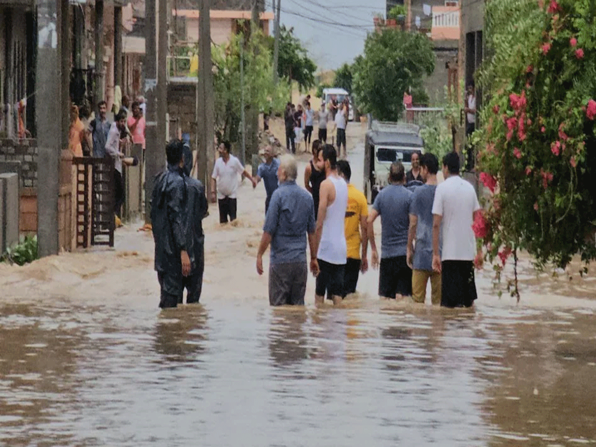 Rajasthan Weather Update: राजस्थान में बारिश ने तोड़े सालों को रिकॉर्ड, मौसम विभाग ने इन जिलों में जारी किया भारी बारिश का अलर्ट Rajasthan Weather Update: राजस्थान में बारिश ने तोड़े सालों को रिकॉर्ड, मौसम विभाग ने इन जिलों में जारी किया भारी बारिश का अलर्ट