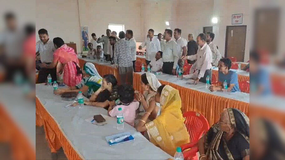 Kota News: बूंदी नगर परिषद की बोर्ड बैठक में हंगामा, माइक को लेकर हाथापाई पर उतरे कांग्रेस-बीजेपी के पार्षद