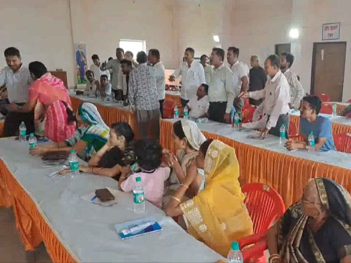 Kota News: बूंदी नगर परिषद की बोर्ड बैठक में हंगामा, माइक को लेकर हाथापाई पर उतरे कांग्रेस-बीजेपी के पार्षद Kota News: बूंदी नगर परिषद की बोर्ड बैठक में हंगामा, माइक को लेकर हाथापाई पर उतरे कांग्रेस-बीजेपी के पार्षद
