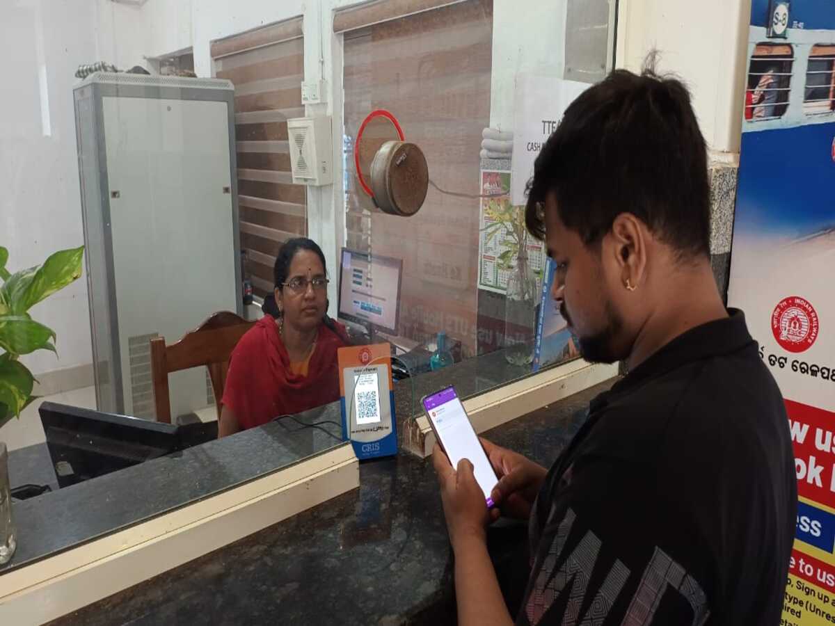 ଖୋର୍ଦ୍ଧାରୋଡ୍ ରେଳ ମଣ୍ଡଳ ପକ୍ଷରୁ ଟିକଟ ବୁକିଂ କାଉଣ୍ଟରରେ କ୍ୟୁଆର କୋଡ୍ ଆରମ୍ଭ ଖୋର୍ଦ୍ଧାରୋଡ୍ ରେଳ ମଣ୍ଡଳ ପକ୍ଷରୁ ଟିକଟ ବୁକିଂ କାଉଣ୍ଟରରେ କ୍ୟୁଆର କୋଡ୍ ଆରମ୍ଭ