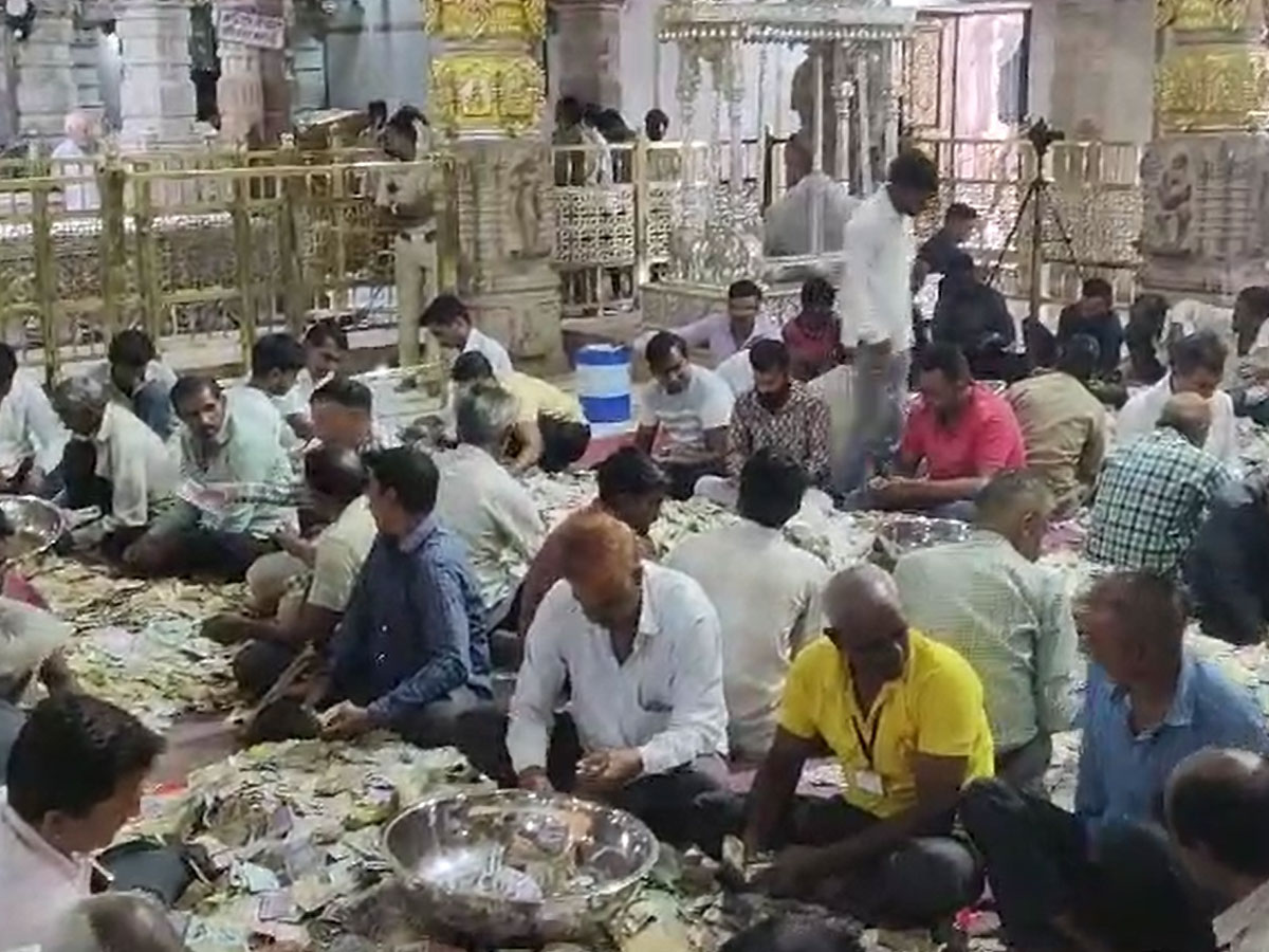 chittorgarh news more than 18 crore offering in Shri Sanwaliya Seth bhandar 4 round see photos